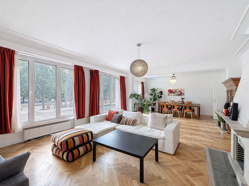 Quartier Montgomery, sur la prestigieuse avenue de Tervueren, situé au 1ER étage d’un immeuble de standing avec ascenseur, superbe appartement 3 chamb