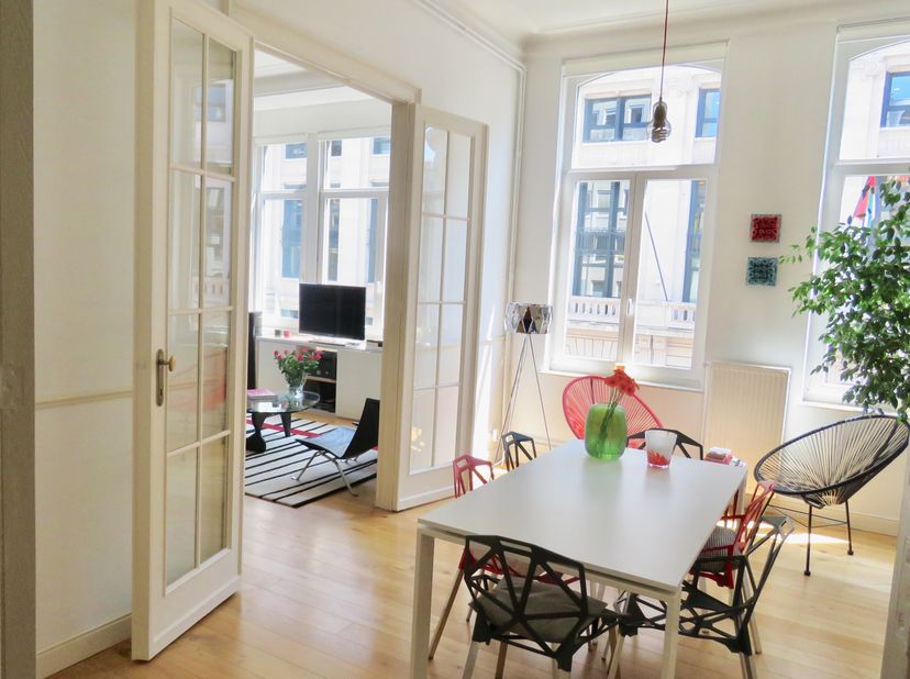 À quelques pas de la Grand-Place, du Parc du Palais Royal, de BOZAR… Cet appartement à la décoration originale conserve de nombreux éléments d'origine