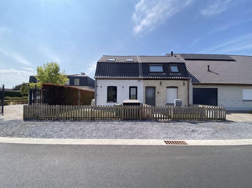 Voor meer informatie betreft de woning, gelieve te surfen naar: https://verdegemvastgoed.be/project/22225/vh_evergem_diksmere-7<br />
<br />
Indien
