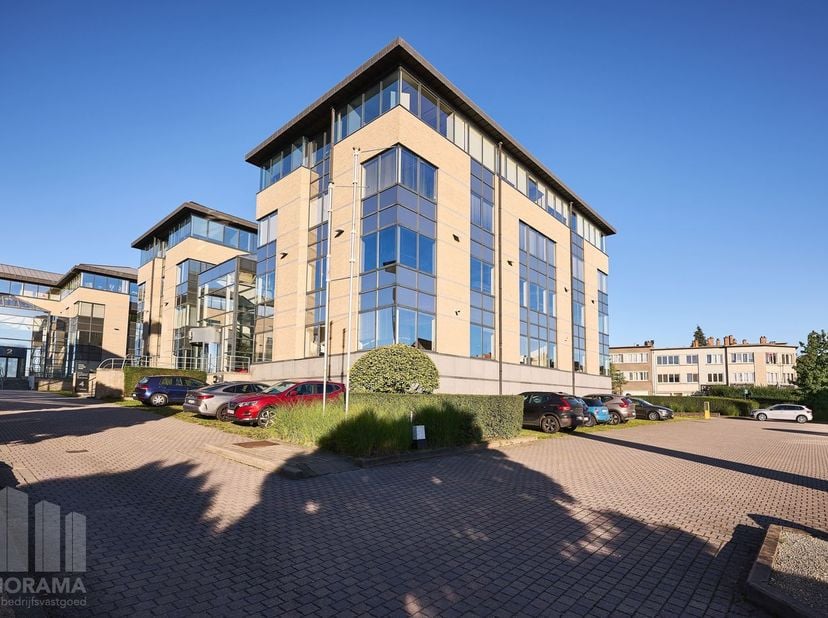 430&amp;nbsp;m² stijlvolle kantoorruimte te koop ( en te huur).<br />
Uitstekend gelegen&amp;nbsp; vlak bij de R0 op- en afrit Groot-Bijgaarden met een vlotte