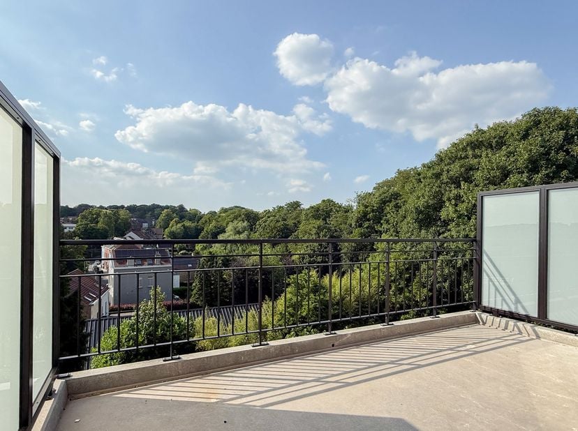 La HULPE – dicht bij het treinstation. Aangenaam APPARTEMENT (2 slaapkamers/1 badkamer), eerste bewoning, gelegen midden in het centrum, op een steenw