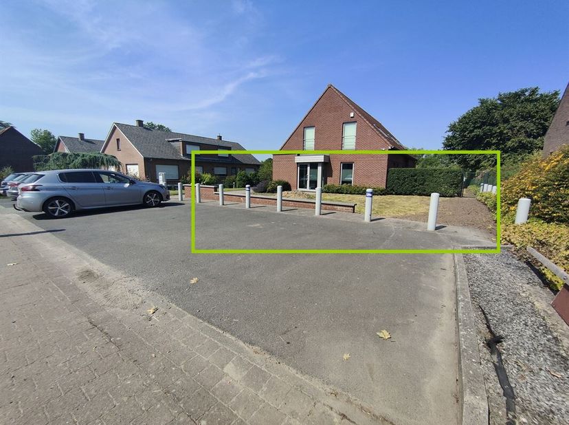 Très bel appartement 3 chambres LUMINEUX situé dans le centre du village de Celles, à deux pas de toutes les commodités. (Intermarché, Poste, commune.
