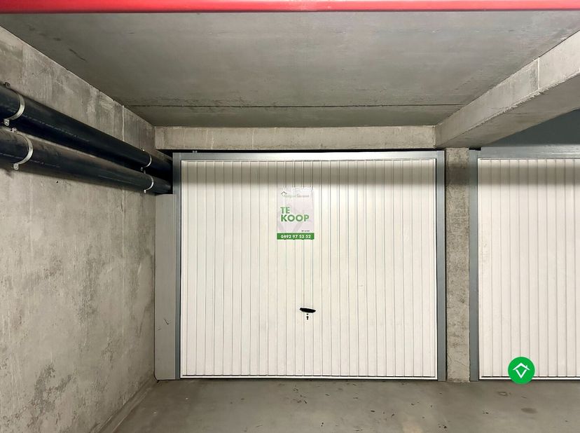 Deze ondergrondse garage (18,75 m²) bevindt zich in het hart van Gistel, op de hoek van de Neerhofstraat en de Bruidstraat, op wandelafstand van de ma