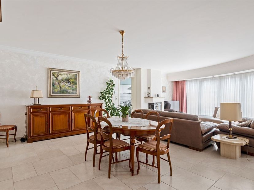 Journée portes ouvertes le samedi 14 mars de 14h à 15h<br />
Spacieux app. (ca.139m²) avec 2 chambres, terrasse et garage box optionnel<br />
Vous rec