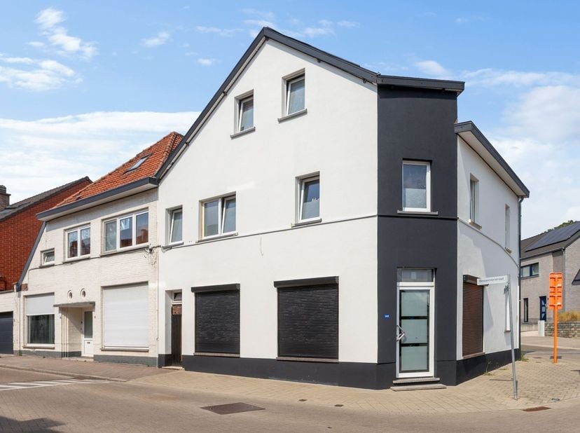 TE KOOP HANDELSPAND MET 2 WOONGELEGENHEDEN EN VEEL POTENTIEEL<br />
Bessemerstraat 140, 3620 Lanaken<br />
<br />
Op een interessante locatie in La