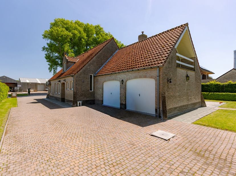 Pour plus d’informations ou pour planifier une visite, contactez Deborah via deborah@vicusvastgoed.be ou au 0479/768.126<br />
À VENDRE – Spacieuse vi