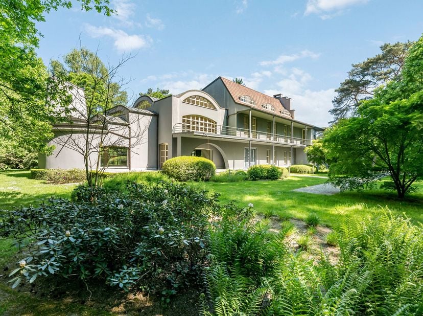 Villa onder moderne architectuur met binnenzwembad in de meest gegeerde villawijk van Schilde. In de directe omgeving zijn scholen en winkels. Bovendi