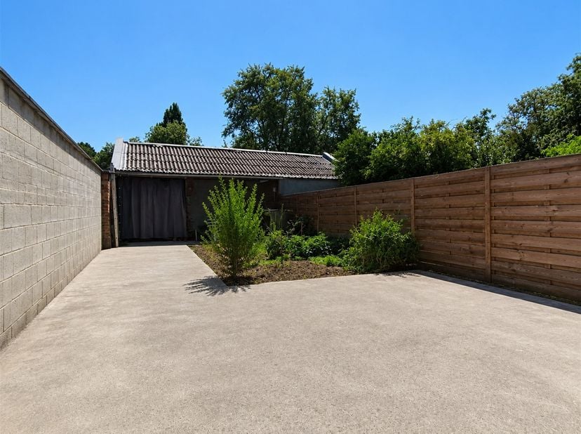 Vlakbij Ceria - Prachtig appartement met 1 slaapkamer, tuin en bijgebouw van +/- 155 m², met de volgende indeling: Een lichte woonkamer van +/- 20 m²,