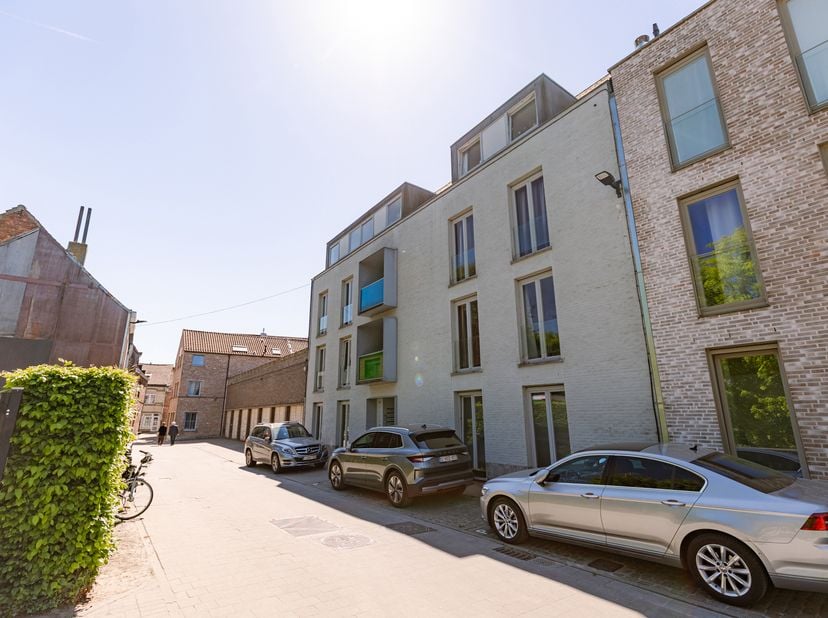 À VENDRE – Situé au Willem de Beersteeg 7, cet appartement lumineux bénéficie d’un emplacement unique au bord de l’eau, en plein cœur de Gand.<br />
P