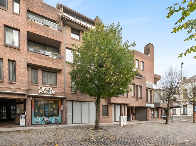 Ce bien commercial bénéficie d’un emplacement de choix sur l’O.L.Vrouwplein à Kruibeke, en plein cœur de la place du marché, et profite d’une excellen