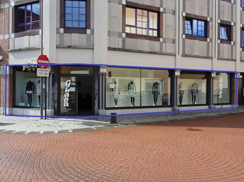 Zeer goed gelegen commerciële ruimte van ca. 129m². Dit pand heeft een vitrine van maar liefst ca. 20,59m. Uitstekend gelegen in het centrum van Tiene