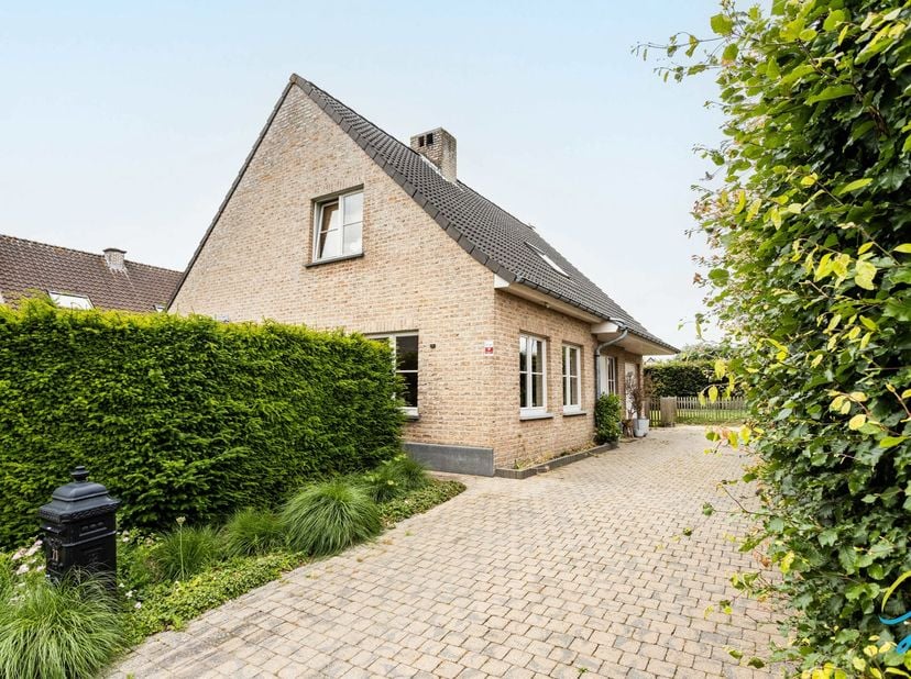 TE KOOP Centraal gelegen OB met 4SLP, tuin en terras<br />
Deze verzorgde open bebouwing uit 1996 is ideaal voor wie op zoek is naar een ruime, instap