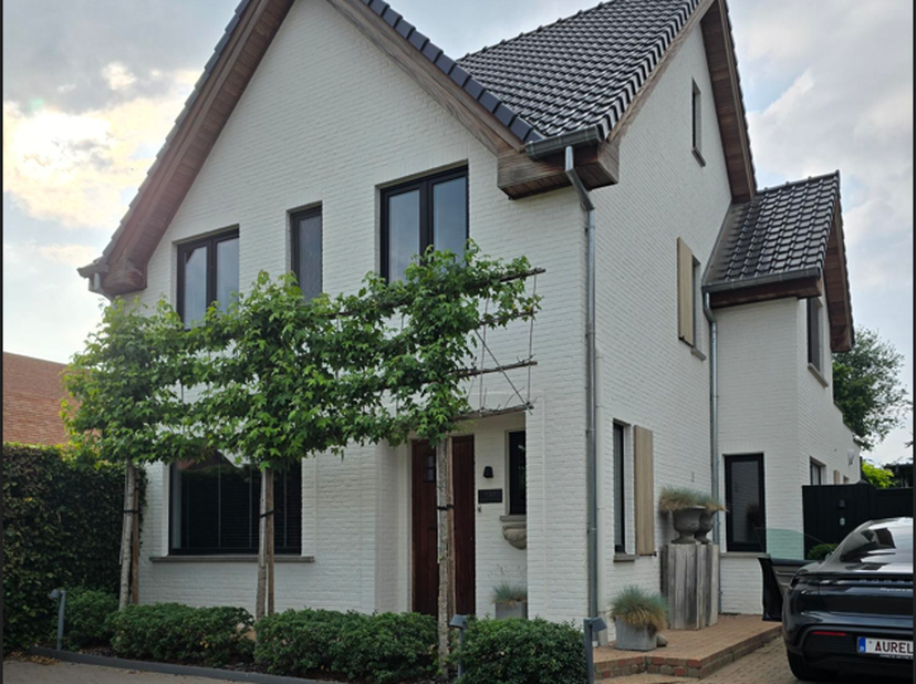 INSTAPKLARE OPEN BEBOUWING – VOLLEDIG GERENOVEERD – 3 SLAAPKAMERS – EPC B<br />
<br />
Op zoek naar een woning waar je zonder verbouwingen meteen kunt