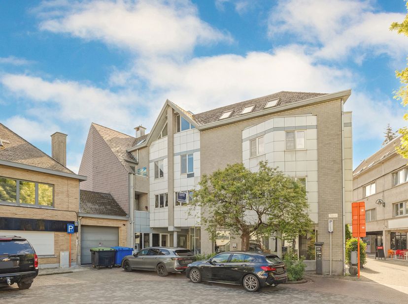 Op zoek naar een ruim en lichtrijk appartement op een centrale ligging in Hamme? Dit verzorgde appartement van maar liefst 130 m² combineert comfort,