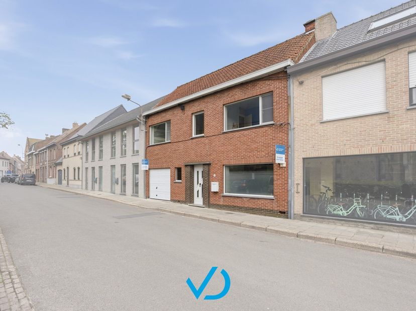 - BEZOEKMOMENT: 23/05/2026! -&amp;nbsp;<br />
<br />
Op een toplocatie, pal op het kerkplein van Vlamertinge, bevindt zich deze verrassend ruime en volled