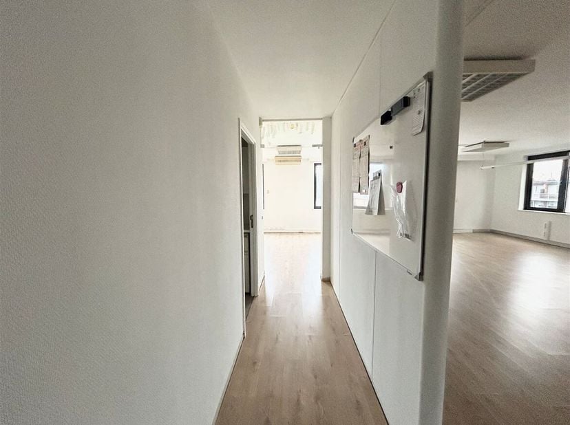 RUIM KANTOOR OP HANDELSLOCATIE TE DEURNE!<br />
 Ligging: Perfect gelegen te Bisschoppenhoflaan met veel passage! Gemakkelijk bereikbaar, ook met het