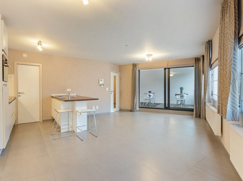 Gelegen in het hart van Landen, in de Stationsstraat 91 bus 102, vinden we dit instapklare appartement met twee slaapkamers. Het maakt deel uit van ee