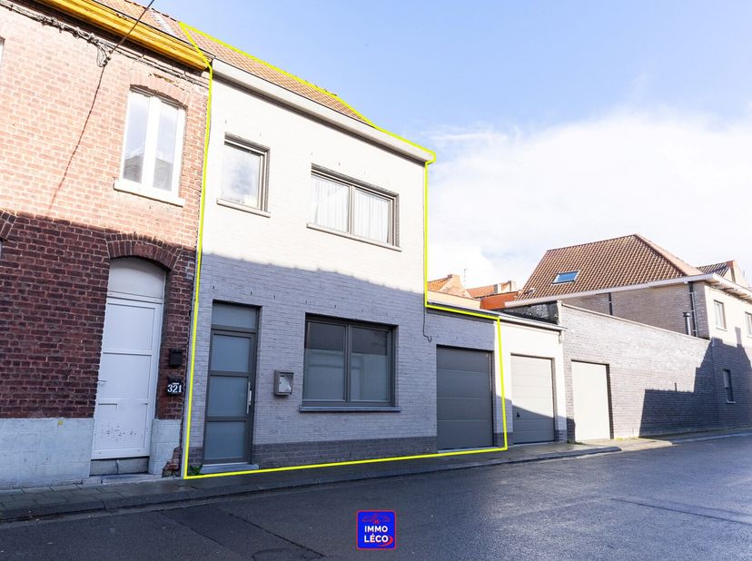 Au rez-de-chaussée : Hall d'entrée, spacieux et lumineux séjour (salon, salle à manger), cuisine équipée ouverte, WC, accès direct à un garage pour un