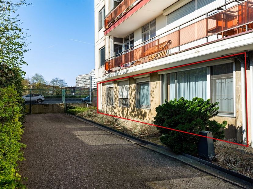 Ruim gelijkvloers appartement met 3 slaapkamers te Berchem <br />
Ligging:<br />
Dit appartement is gelegen in de Frans De Vriendtstraat te Berchem, o