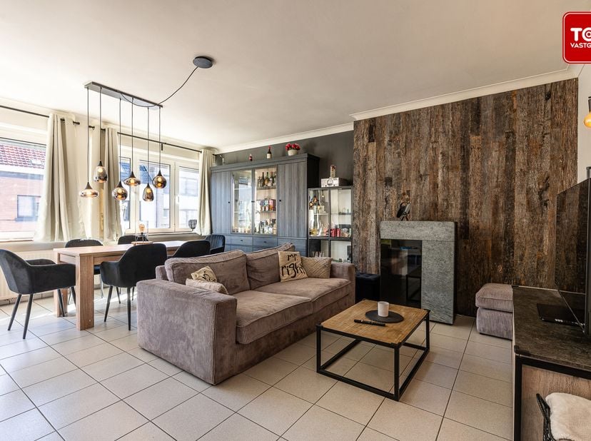 Dit mooie en gezellige appartement met 2 slaapkamers bevindt zich vlakbij het stadspark. Dicht bij het centrum maar toch omgeven door groen. Strategis