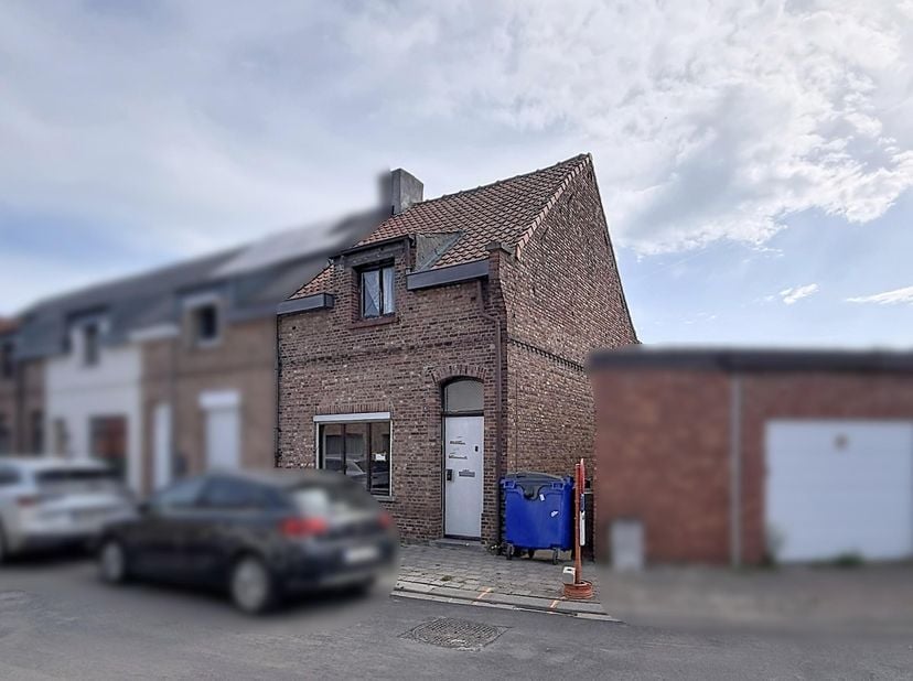 TE RENOVEREN WONING - HALFOPEN BEBOUWING -<br />
<br />
In rustige straat met buitenruimte (tuin). <br />
De omliggende woningen in de straat vormen e
