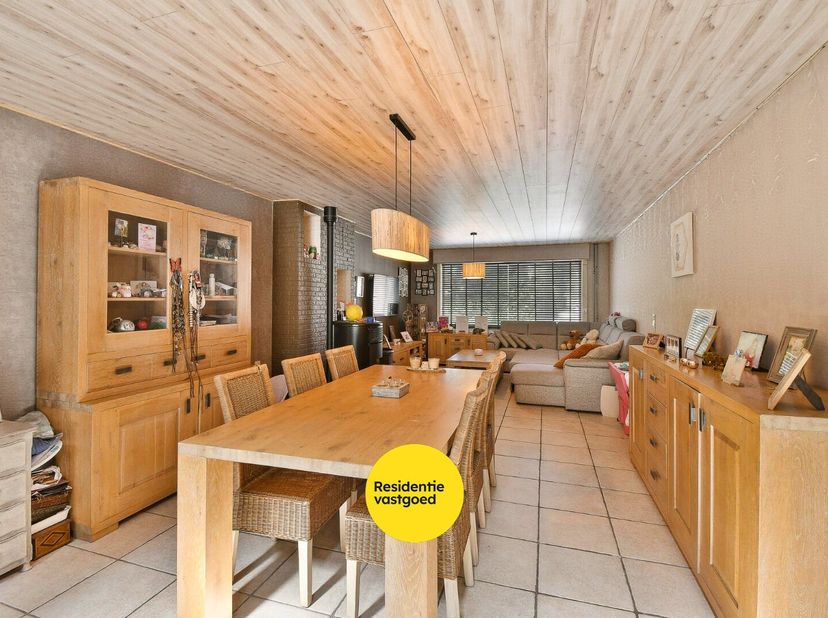 Deze gezinswoning biedt een uitstekende basis voor wie op zoek is naar een woning met ruimte, potentieel en vooral een heerlijke tuin om volop van het