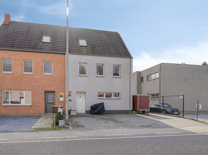 Veelzijdige halfopen bebouwing (196 m²) op drie bouwlagen, centraal gelegen te Zonhoven.<br />
Het gelijkvloers omvat een open leefruimte met keuken (