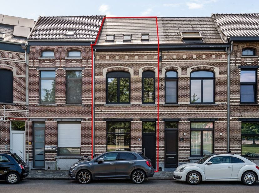 Prachtig gerenoveerde, gemeubelde woning met 2 slaapkamers en gezellige tuin in het hart van Lier<br />
Ligging<br />
Deze charmante woning geniet v