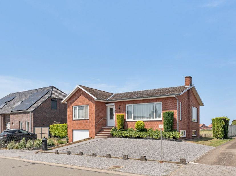 Deze praktisch ingedeelde gezinswoning is gelegen op een perceel van 4a36ca nabij het centrum van Neeroeteren. De woning beschikt over 3 slaapkamers,