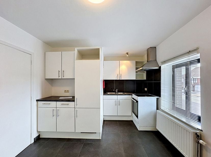 Langs een doorgaande weg, op de 1e en 2e verd. gelegen duplex. <br />
Voorzien van cv op aardgas, radiatoren, elektr. met dubbel tarief (voll. nieuw),