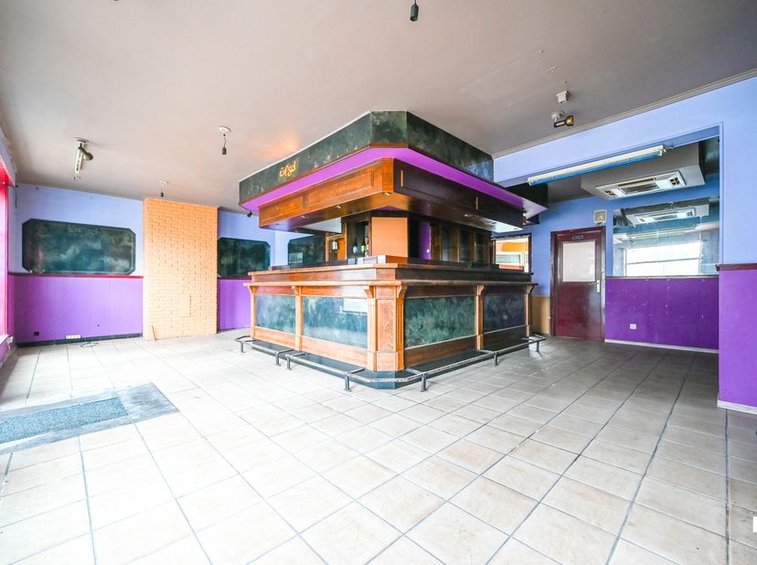 Dit karaktervolle handelspand met bijhorende woonst, ooit het bruisende decor van een geliefd café, biedt een wereld aan mogelijkheden op een absolute