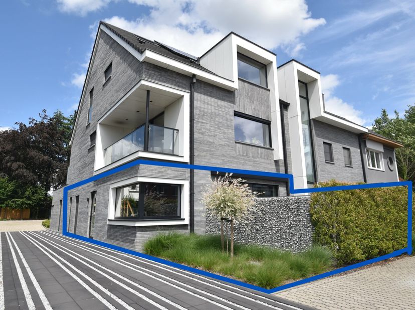 Dit ruime en lichtrijke appartement geniet van een rustige ligging aan de rand van Sint-Niklaas, met een vlotte bereikbaarheid. Een bushalte bevindt z