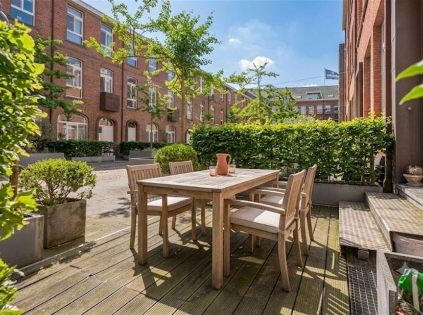 Uniek gelijkvloers duplex-appartement (138 m²) in het prestigieuze woonproject Mère Jeanne<br />
Ligging<br />
Gelegen in het hart van de bruisende Th