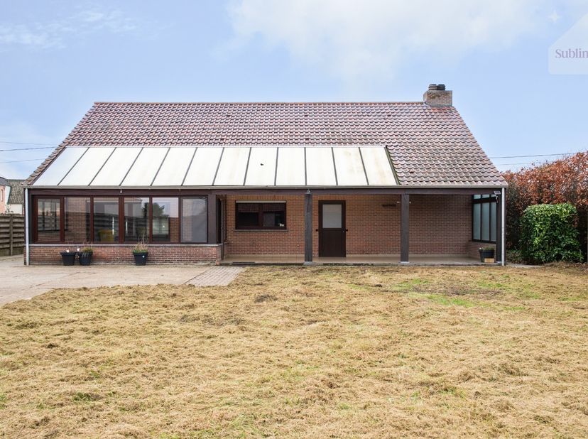 In een rustige en landelijke omgeving te Geel bevindt zich deze praktische open bebouwing op een mooi perceel van 11 are.<br />
<br />
De woning is vo