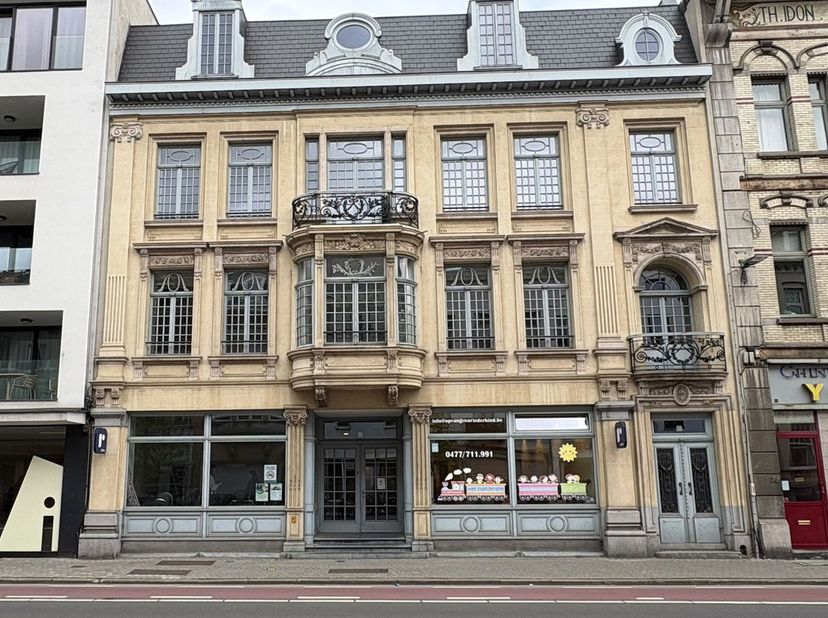 Moderne kantoorruimte van ca. 484,66 m² te huur op de 3de verdieping van een kwalitatief kantoorgebouw in Mechelen. Het gebouw combineert een karakter