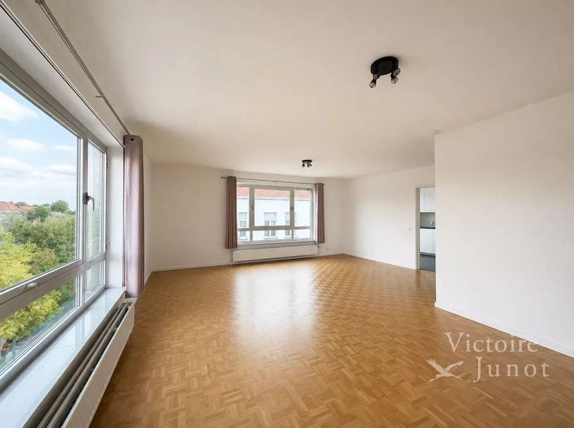 Voorgesteldt door Debora Peruch : debora.peruch@victoire.be<br />
Victoire Junot biedt u dit ruime appartement van ± 140 m² aan, ideaal gelegen in de