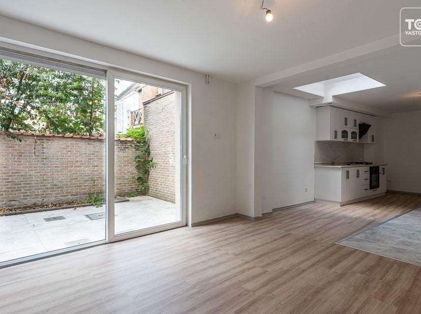 Brugsesteenweg 39+39A<br />
Dit appartementsgebouw met twee volledig gerenoveerde appartementen geniet van een uitstekende en centrale ligging, op wan