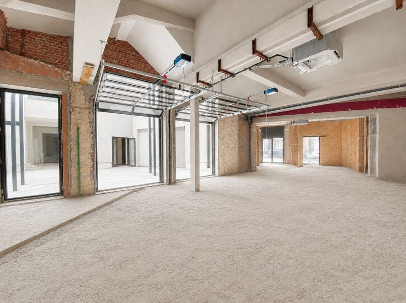 Surface commerciale de +/- 193m² à aménager entièrement (location CASCO).<br />
Dans un immeuble entièrement rénové, cette surface commerciale complèt