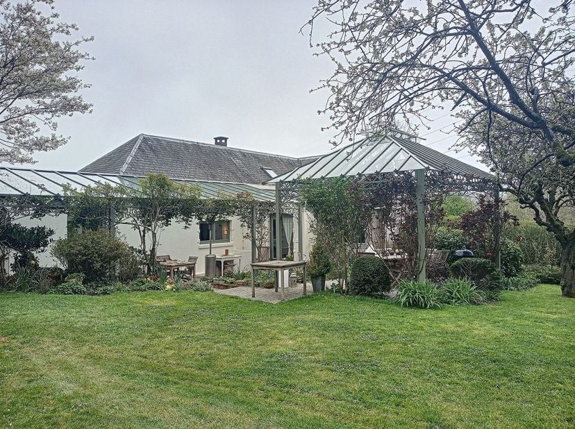 Dans un environnement d'exception, villa 3 façades implantée sur un terrain de 17 ares dans le petit village de Ittre.  Elle est composée comme suit :