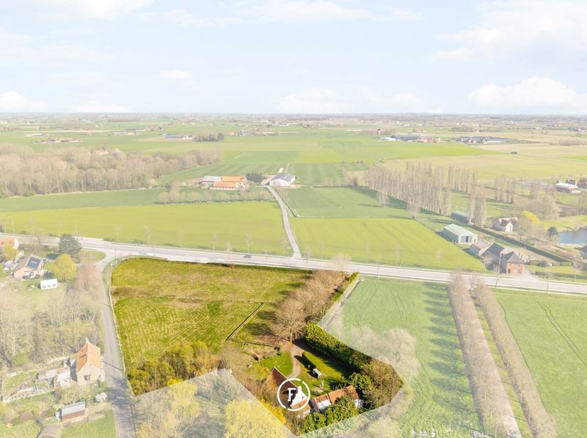 Langs een charmante oprijlaan in Diksmuide bevindt zich deze karaktervolle hoeve op een mooi perceel van ca. 9.000 m². De eigendom geniet van een land