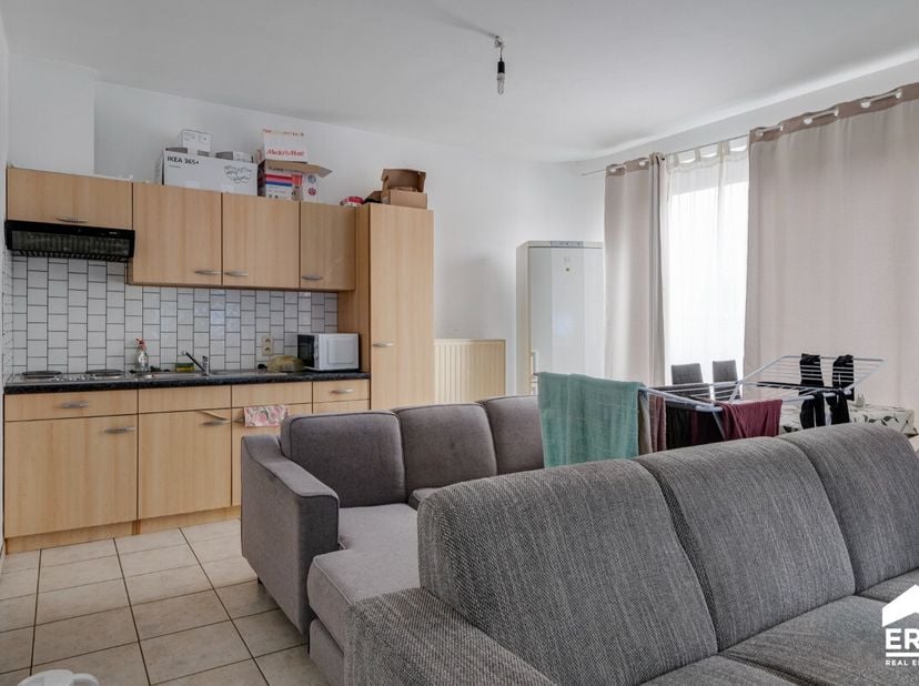 À vendre : appartement prêt à emménager à Hasselt, mitoyen dun côté, idéalement situé à proximité des transports en commun, de la gare et des axes rou