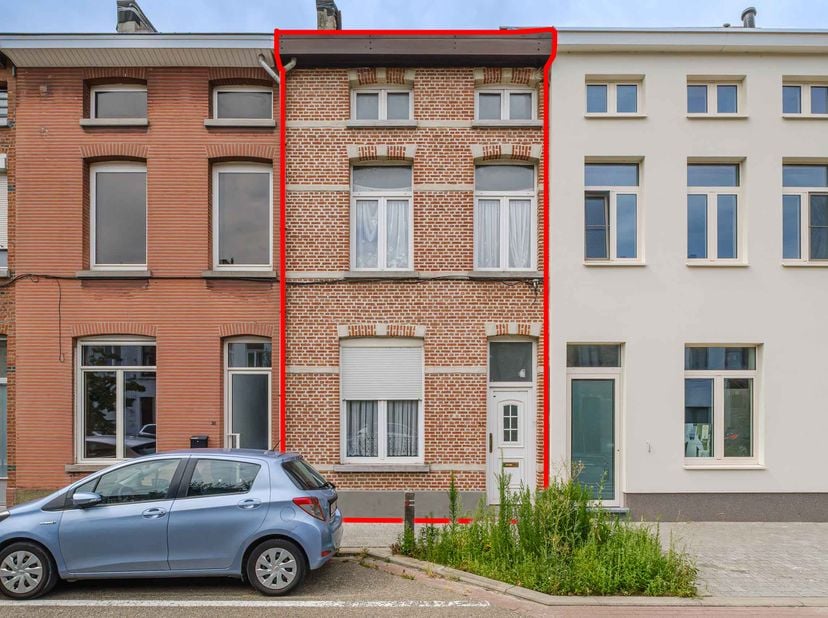 WONING MET GARAGE -<br />
Goed gelegen rijhuis met garage, in verbouwing. <br />
Mogelijkheid tot 4 slaapkamers. Woonkamer met keuken. Berging en keld