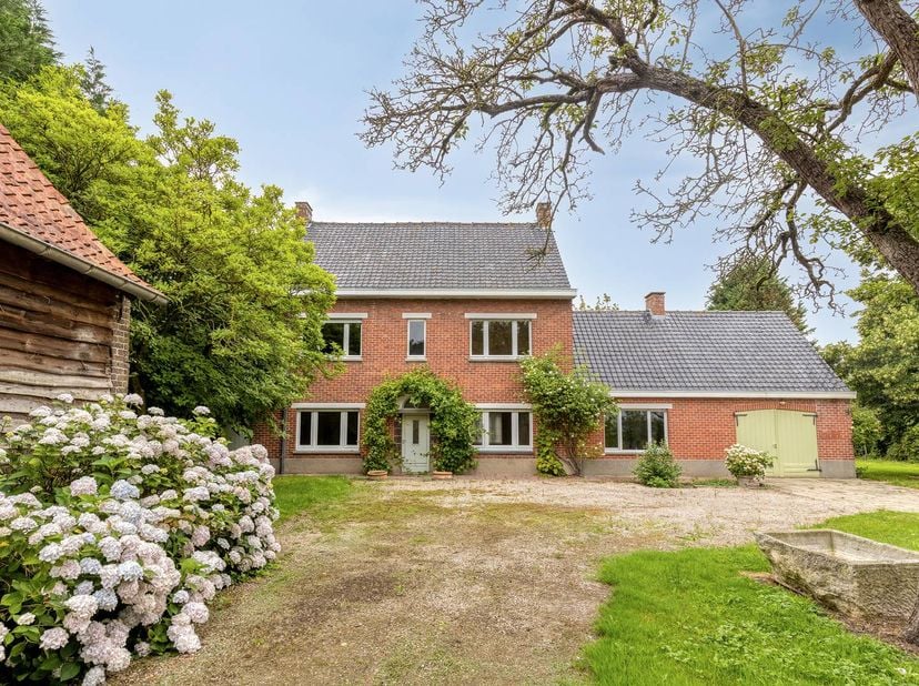 Gelegen te Hertsberge, vlakbij de rand van het bos, bevindt zich deze vrijstaande villa met een ongekend potentieel. Strategisch gelegen op een rustig