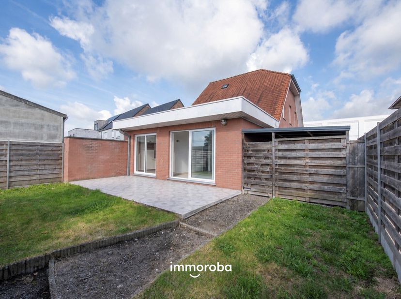 Deze ruime woning in de Olsenestraat in Zulte combineert een vlotte bereikbaarheid met een aangename woonomgeving. De woning bevindt zich op een perce