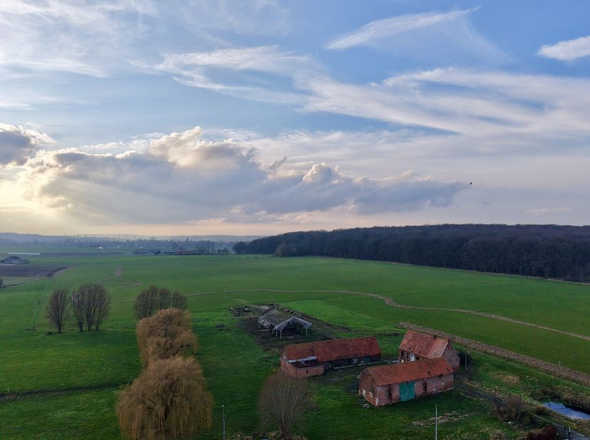 Deze prachtig gelegen hoeve bevindt zich op een perceel van 1 hectare in het rustige Heestert, een deelgemeente van Zwevegem en is slechts op 10min ve