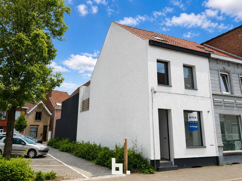 Bezoek op afspraak!<br />
Pal in het centrum van Kuurne vinden we deze parel. Deze ruime gezinswoning met 5 slaapkamers, 2 badkamers en 2 keukens is v