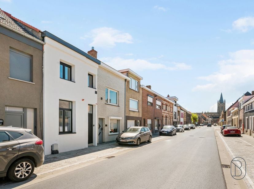Deze woning is centraal gelegen op fietsafstand van de zee, en werd volledig gerenoveerd. <br />
<br />
Leuk gerenoveerd, met de laatste technieken: E