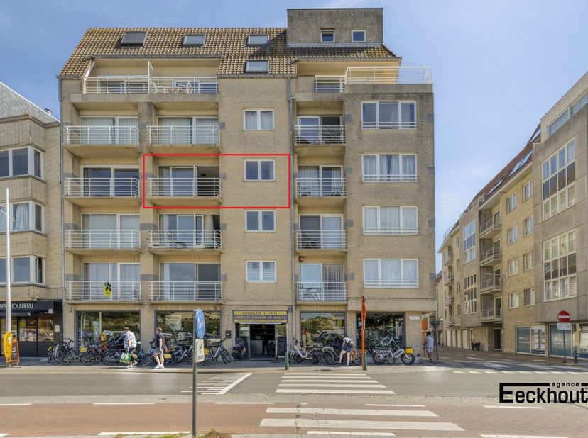 Instapklaar appartement  met zonneterras op een gegeerde ligging te Bredene-Duinen! Het gebouw bevindt zich in een levendige buurt, vlakbij het strand
