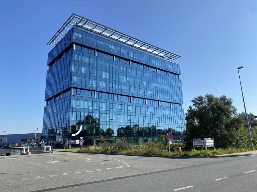 Deze energiezuinige kantoren te huur liggen bij de R4, op de grens van Gent en Merelbeke. <br />
<br />
De Blue Towers zijn dankzij deze ligging zeer