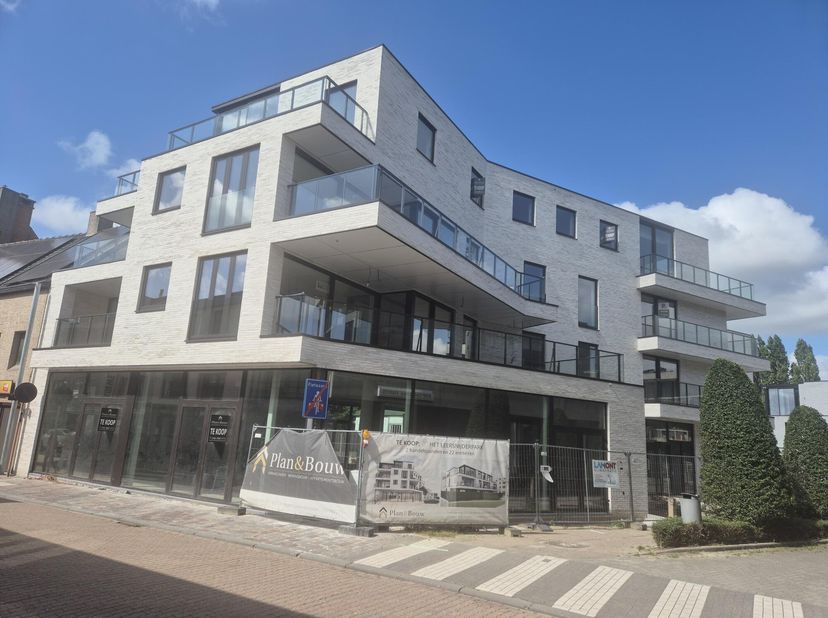 830 euro Mooi afgewerkt en volledig instapklaar nieuwbouwappartement gelegen in het centrum van Tielt, bestaande uit: - inkom - woonkamer met mooi ope